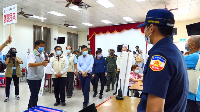 台南市長黃偉哲也以總指揮官身分親自坐鎮，與行政院動員會報、陸軍、內政部等單位，共同視導疏散避難與民防運作。(台南市政府提供)