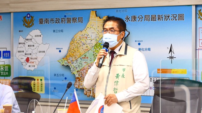 台南市長黃偉哲也以總指揮官身分親自坐鎮，與行政院動員會報、陸軍、內政部等單位，共同視導疏散避難與民防運作。(台南市政府提供)