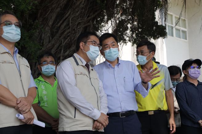 台南市長黃偉哲也以總指揮官身分親自坐鎮，與行政院動員會報、陸軍、內政部等單位，共同視導疏散避難與民防運作。(台南市政府提供)