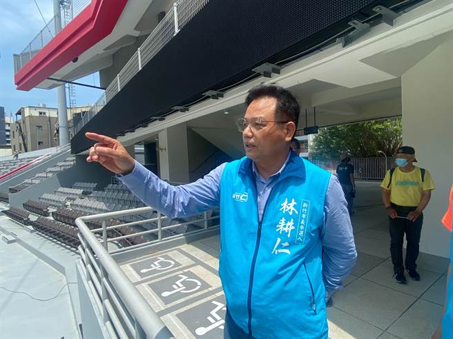 国民党新竹市长参选人林耕仁27日表示，已组成法律服务团队主动协助球员及球团，除向市府提出国家赔偿，同时也要求市府必须向林智坚、甚至已经辞职的沈慧虹两位昔日公务员求偿。（陈育贤摄）