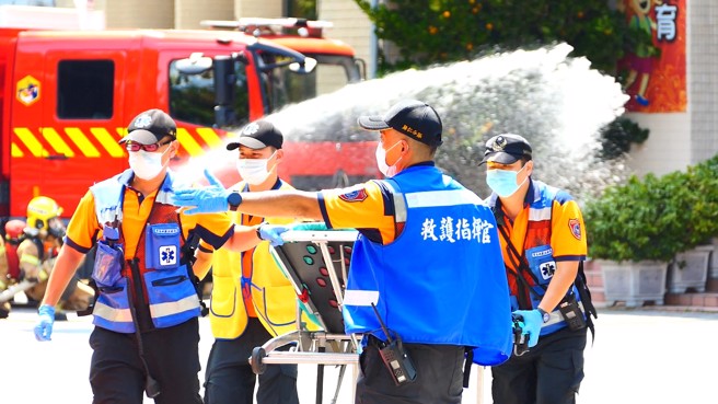 萬安45號演習今日在南部實施，為模擬戰時防空狀框，永康東橋里實施「車停、人就近疏散」的引導避難。(台南市政府提供)