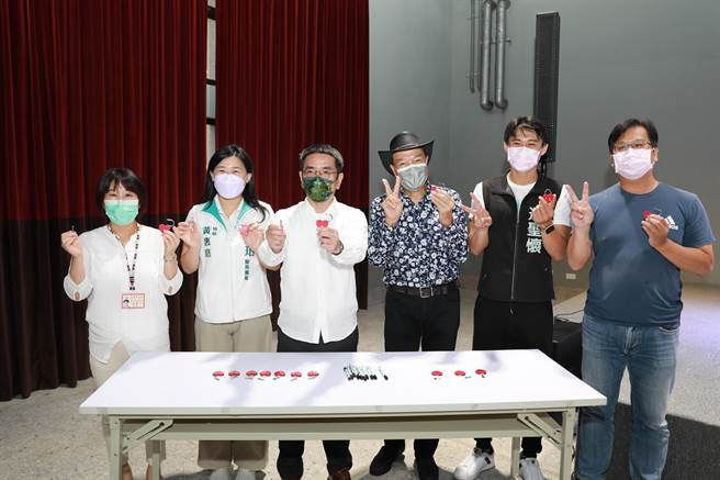 宜兰市公所举办2022旧城听老歌，适逢情人节，当天将赠送999个爱情锁给参加的民眾，宜兰市长江聪渊（左三）等人邀请民眾参加。（宜兰市公所提供／李忠一宜兰传真）