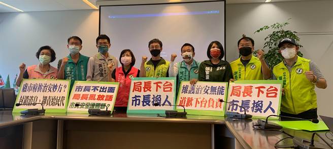 民进党台中市议会党团开记者会，怒批台中市警察局长蔡苍柏指「肃枪专案」是动作，根本是荒腔走板的拚治安。(林欣仪摄)