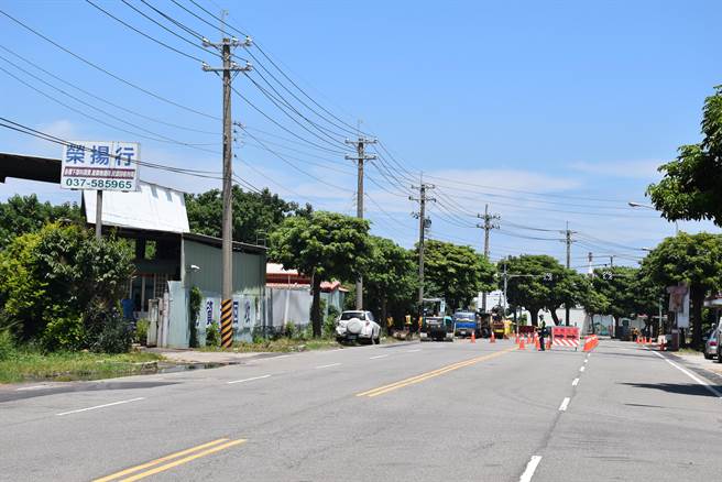 竹南镇台13线通往竹南工业区的重要通道和兴路，目前正在改善施工，将把全部台电电缆地下化。（谢明俊摄）