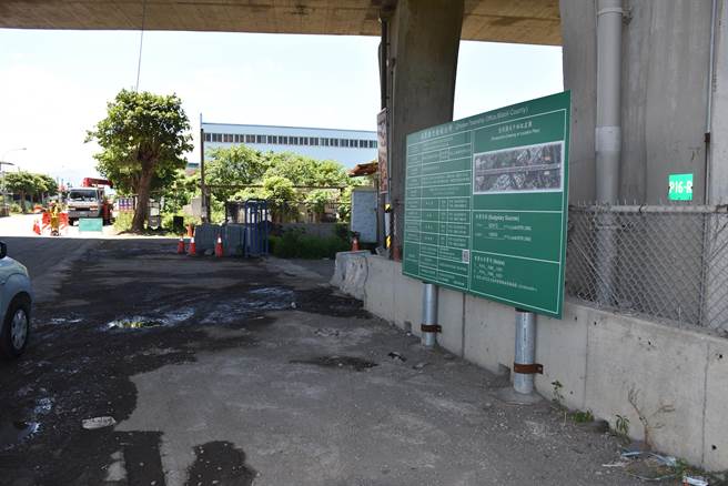 竹南镇台13线通往竹南工业区的重要通道和兴路，目前正在改善施工，与旁边国3高架桥下道路改善工程一起施作。（谢明俊摄）