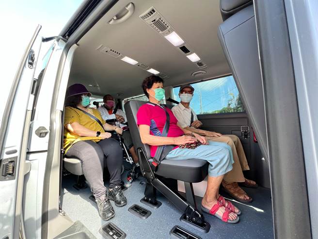 莿桐乡公所为了帮助老人家就医，13年前开始以箱型车到府接送，目前每年服务4000人次。（周丽兰摄）
