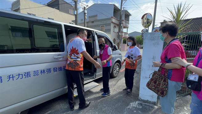 莿桐乡公所为了帮助老人家就医，13年前开始以箱型车到府接送，目前每年服务4000人次。（周丽兰摄）