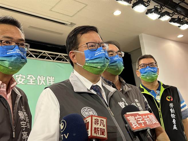 桃园市长郑文灿被问到余正煌的声明，他指出由新闻处长詹贺舜回应。(蔡依珍摄)