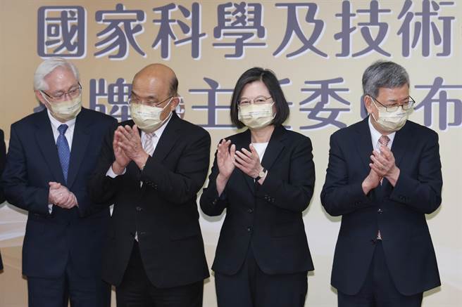 蔡英文总统(右二)、前副总统陈建仁(右一)、行政院长苏贞昌(左二)27日出席「国家科学及技术委员会揭牌暨主任委员布达典礼」，左一为国科会主委吴政忠。(黄世麒摄)