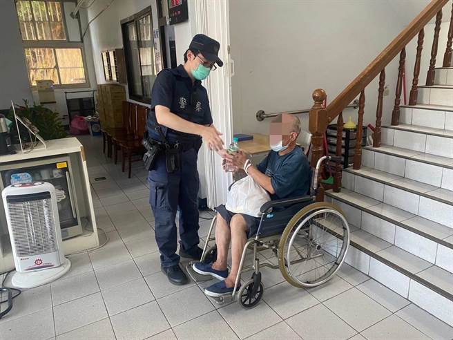 长期打零工维生的张男日前受伤住院花光积蓄，无家可归之际遇到暖心员警帮忙，转介社会局协助安置。（翻摄画面／蔡明亘桃园传真）