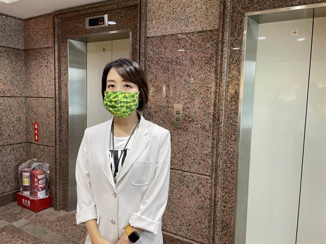 辞中华大学校董  李妍慧：蓝营政治力操作。曾薏苹摄