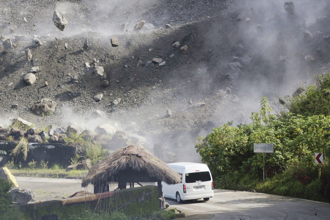 菲律賓北部呂宋島（Luzon）阿布拉（Abra）省27日發生規模7.0強震，引發多起山崩。（圖／美聯社）