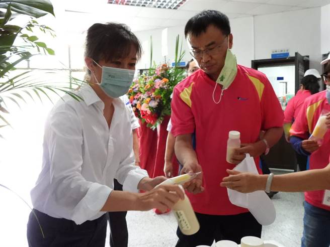 農委會主委陳吉仲（右）今到花蓮玉里鎮及吉安鄉參加農業活動，花蓮縣長參選人Kolas Yotaka（左）全程陪同出席，被外界視為陳吉仲今天到花蓮目的是在替她輔選。（羅亦晽攝）