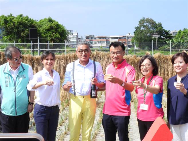 農委會主委陳吉仲（右三）今到花蓮玉里鎮及吉安鄉參加農業活動，花蓮縣長參選人Kolas Yotaka（左二）全程陪同出席，被外界視為陳吉仲今天到花蓮目的是在替她輔選。（羅亦晽攝）