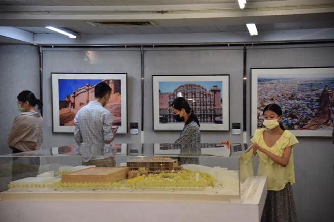 印度台北协会和国家图书馆今天起至8月25日共同举办「台湾眼中的印度摄影展」，严选14位台湾摄影师的21 幅作品，呈现印度各地不同景点、节庆和生活的各样面向。
（图/ 中央社）