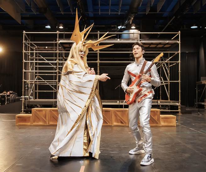 伍佰在《成功之路》劇中飾演光魔王與主角鳳小岳對戲。（太空彈劇團提供)