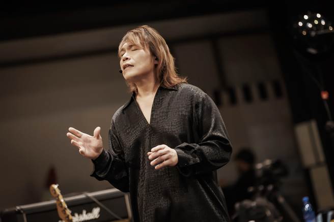 伍佰為《成功之路》搖滾歌劇勤加排練。（太空彈劇團提供)