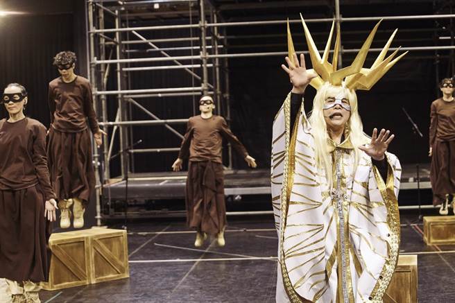 伍佰在《成功之路》搖滾歌劇中飾演光魔王。（太空彈劇團提供)