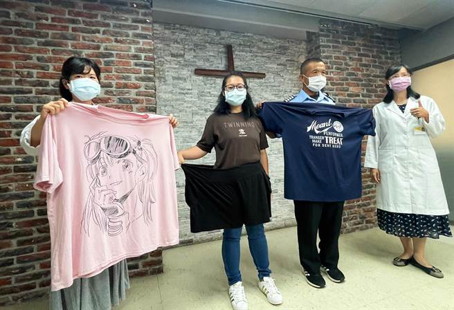 在東基健康減重團隊幫助下，蔡念穎（左二）及王溫忠（右二）都成功甩肉，秀出以前穿的衣服，比現在大好幾號。（莊哲權攝） 