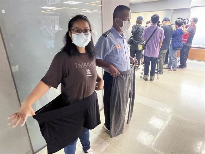 蔡念穎（左）甩肉37.3公斤，以前穿的褲子可塞兩個人，王溫忠（右）也成功降肉50公斤，衣服少了3三個L。（莊哲權攝）