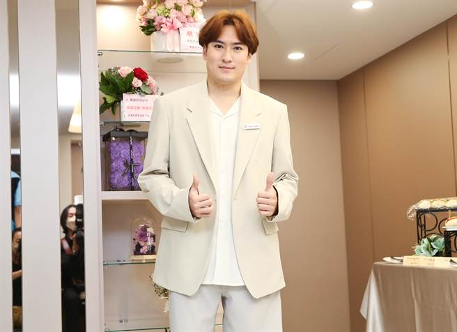 沈建宏在东区投资的医美诊所开幕。（陈俊吉摄）