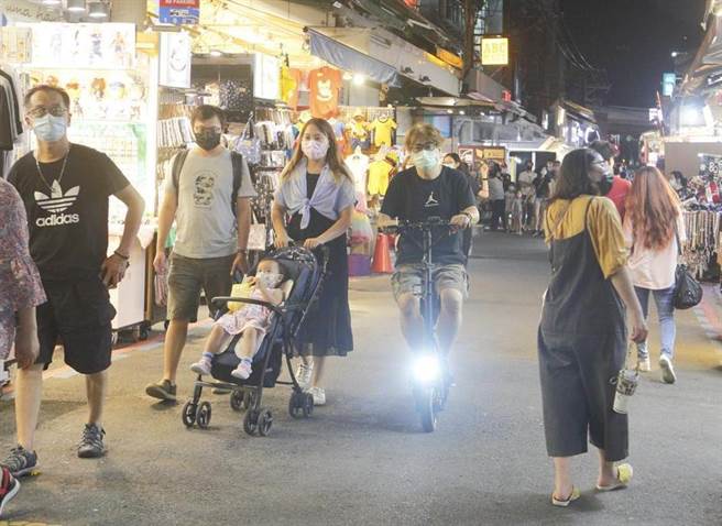 民眾若购买7月2日至10月2日在北艺演出的节目或活动，可兑换面额50元的「艺飨券」，至士林夜市消费，但议员质疑派券数及兑换数均不如预期。（本报资料照片）