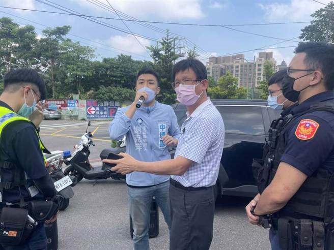 謝克洋今日就在臉書上狂轟「林智堅你賠得起林哲瑄的薪水嗎？」甚至更當場抓包鄭文燦在上班時間，使用公務車替林智堅輔選。（資料照／呂筱蟬攝）