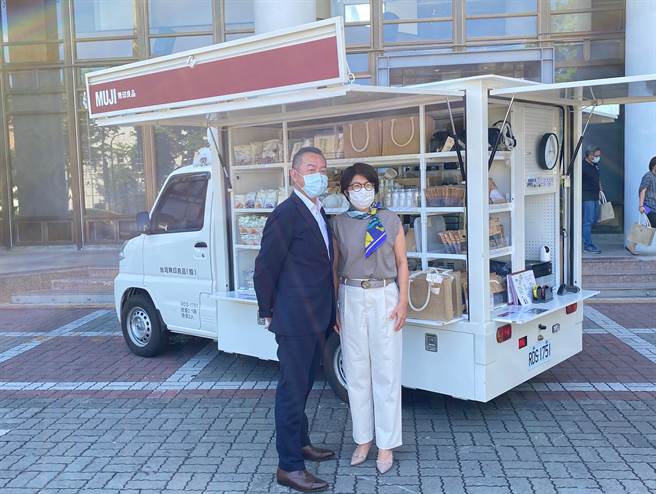 为提升台东县地区发展，台东县长饶庆铃与MUJI无印良品总经理吉田明裕27日共同签订合作备忘录。（蔡旻妤摄）