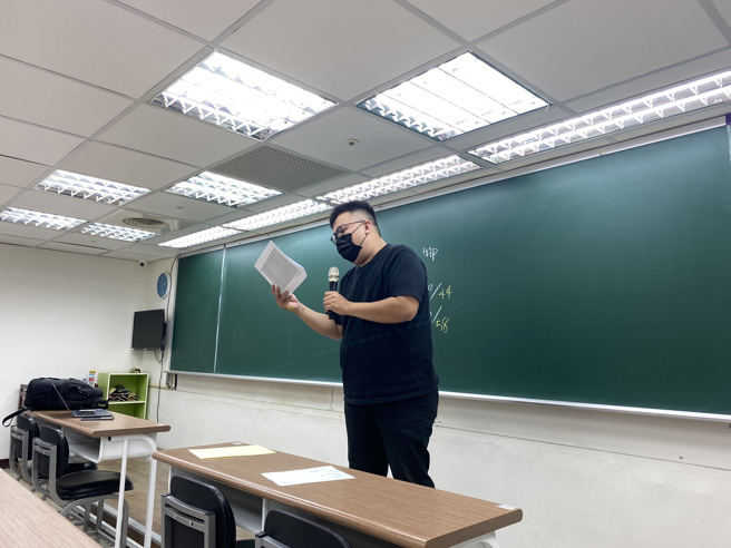 得胜者文教考试策略中心主任蓝天予分析今年分科测验落点乱象与并提出解方。 (摄影/黄奕铭)