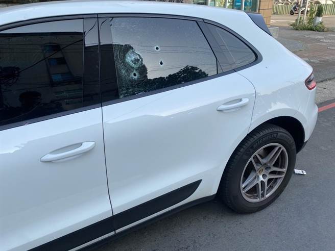 詹姓女車主將車輛停在自家樓下遭人開槍。（翻攝照片／呂筱蟬桃園傳真）