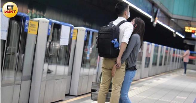 王乃伃搭捷运时，摸了平头男的鼠蹊部。（图／时报周刊提供）
