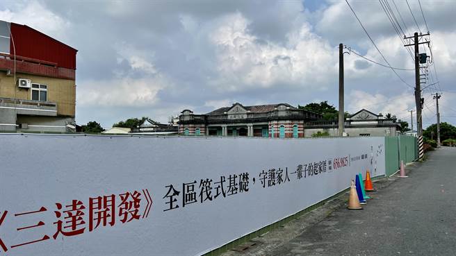 黄宅前方靠近大路南85线的区域，目前被铁篱围起来将盖房子。（张毓翎摄）