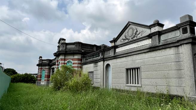 目视围篱跟黄宅距离，推测未来新建的房子跟黄宅可能仅相距约5公尺而已。（张毓翎摄）