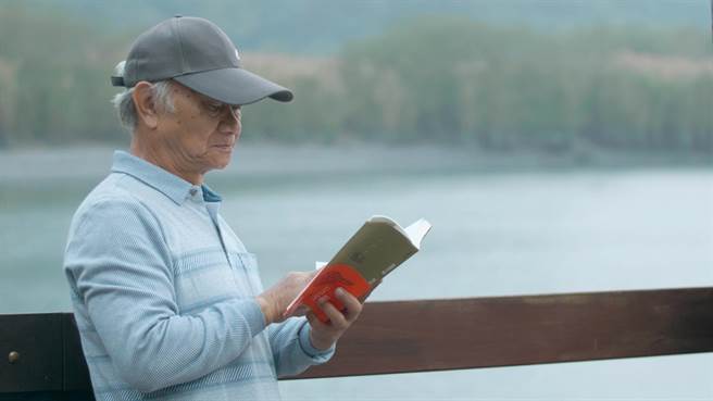 吴晟40余年来笔耕不辍。（目宿媒体提供）