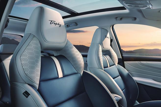 HS PHEV车型双前座电动一体式赛车椅，营造出驾驶舱性能操驾氛围。（MG Taiwan提供）