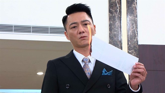 蓝苇华以张耀宗（Marco）一角回归八点檔「黄金岁月」，诠释黑化富二代。（图／民视提供）