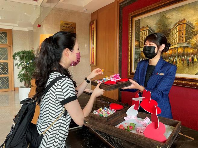 （云朗观光旗下君品酒店台北、云品温泉酒店日月潭、翰品酒店(新庄、花莲、高雄)及兆品酒店(台中、嘉义) ，共7间饭店住客分享復古情人糖，为情人节增添甜蜜的滋味。图／云朗观光提供）
