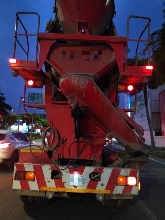 一辆水泥预拌车与机车擦撞事故，18岁女骑士被撞倒地后，遭水泥预拌车辗过。（翻摄照片／高雄洪靖宜传真）