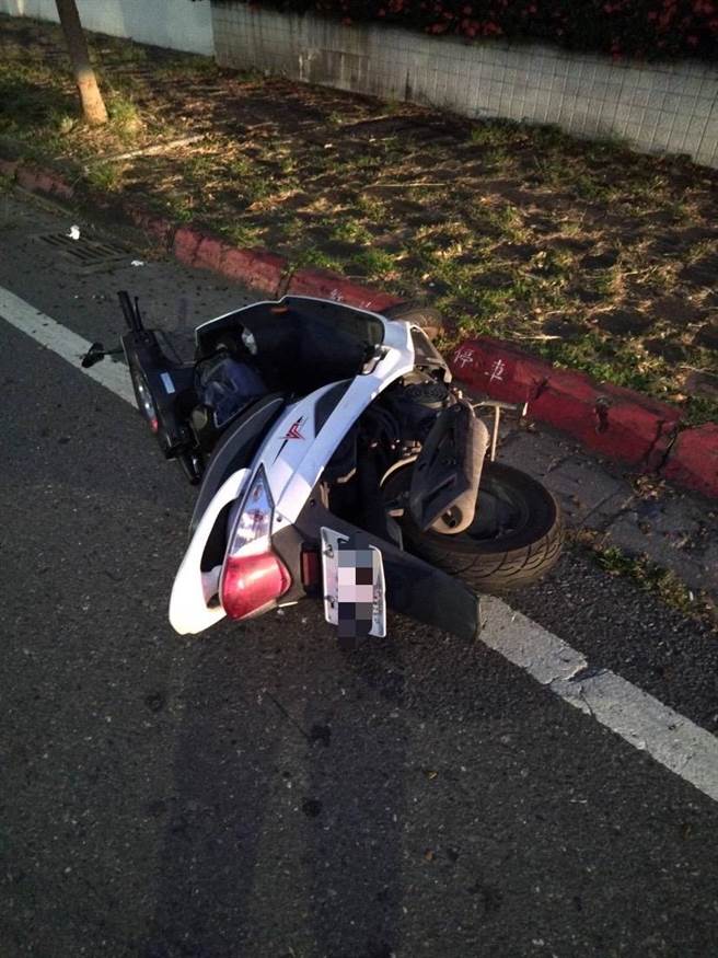 一辆水泥预拌车与机车擦撞事故，18岁女骑士被撞倒地后，遭水泥预拌车辗过。（翻摄照片／高雄洪靖宜传真）