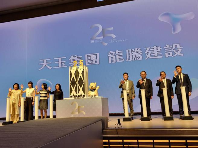 龙腾建设董事长黄学藤(右四)与华南金控董事长张云鹏(右三)等人，27日晚上齐为龙腾建设25周年点灯。图／顏瑞田