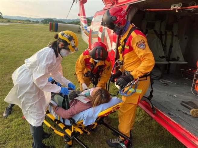  空勤總隊將女登山客，隨即後送東勢河濱公園。（空勤總隊提供）