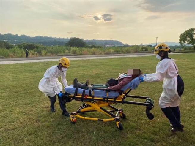 救援人員立馬將病患交由台中市消防局救護車，後送東勢農民醫院治療。（空勤總隊提供）