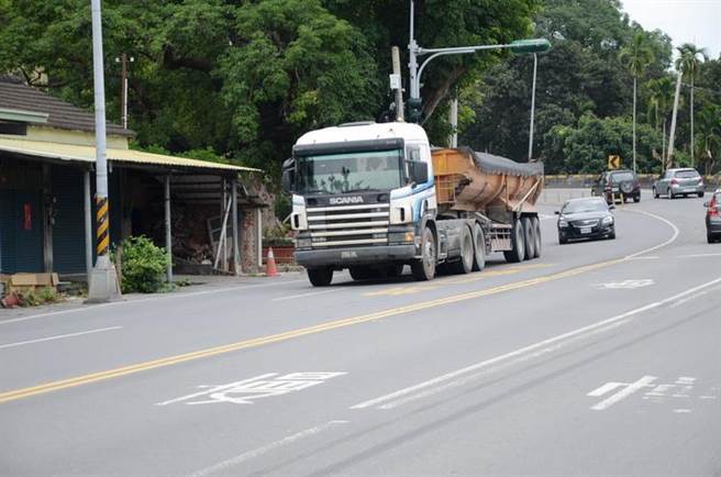 国内疫情趋缓，南投县政府为迎接大量报復性旅游潮，即日起将禁止砂石车行经台16线道。（县府提供／吴建辉南投传真）