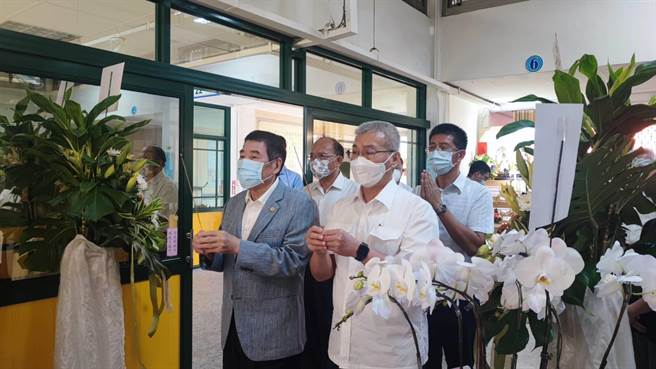 台南市政府警察局第三分局侦查队小队长蓝峰国因公死亡，大台南警察之友会理事长林玉柱（第一排左）今天在市府警察局长方仰寧（第一排右）的陪同下，前往灵堂上香。（台南市政府警察局提供／张毓翎台南传真）