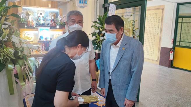 大台南警察之友会理事长林玉柱（右）慰问家属。（台南市政府警察局提供／张毓翎台南传真）