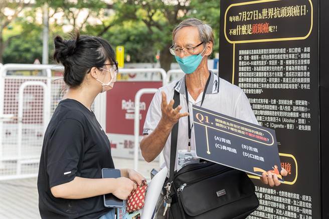 球赛现场展出6位头颈癌癌友人生故事，并由病友担任关主，推广卫教资讯