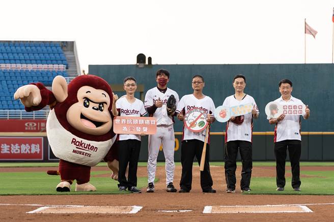 由左至右为中华民国头颈爱关怀协会杨政杰理事长、球员陈晋、病友代表谢荣光先生、台大医院副院长暨耳鼻喉科娄培人医师、台北荣民总医院肿瘤医学部药剂治疗科杨慕华医师共同出席2022世界抗头颈癌日-为爱总动猿职棒活动。（）