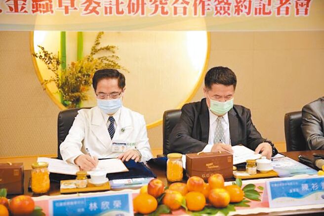 宏潤生物科技與花蓮慈濟醫院簽訂合作備忘錄，約定進行臨床產學合作研究計畫。圖為生技公司董事長陳衫潤（右）。圖／業者提供