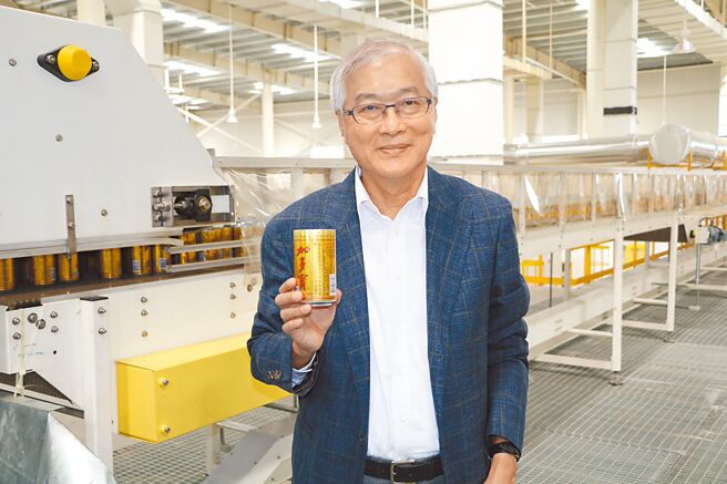 吉源-KY董事长林汉清，手拿着旗下广东厂所生产的两片式铝罐。图／刘朱松
