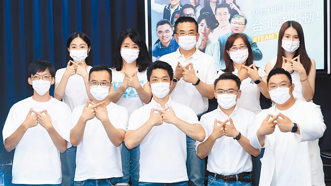 國民黨台北市長參選人蔣萬安（前中）26日宣布發言人團，團隊成員一同比出手勢，宣告台北隊出動。圖前右起副發言人田方倫、發言人洪孟楷、發言人黃子哲及副發言人康晉瑜；圖後右起副發言人蕭羽耘、競選總部總幹事林奕華、發言人鄭世維、發言人李貴敏及副發言人蔡畹鎣。（鄭任南攝）